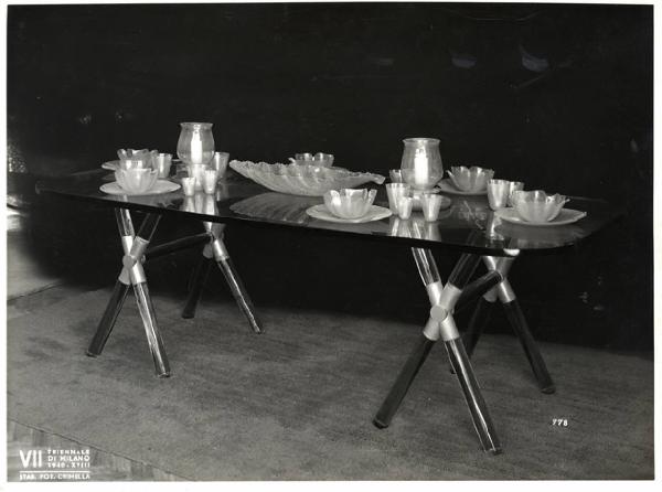 VII Triennale - Mostra dei metalli e dei vetri - Produzione Seguso - Tavolo e servizio di piatti in vetro