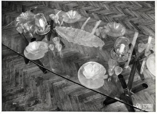 VII Triennale - Mostra dei metalli e dei vetri - Produzione Seguso - Tavolo e servizio di piatti in vetro