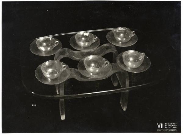 VII Triennale - Mostra dei metalli e dei vetri - Produzione Seguso - Tavolino e servizio da tè in vetro