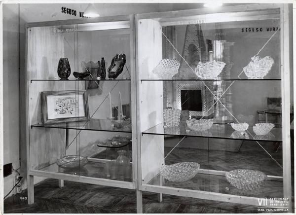VII Triennale - Mostra dei metalli e dei vetri - Produzione Seguso - Vetrina con oggetti in cristallo