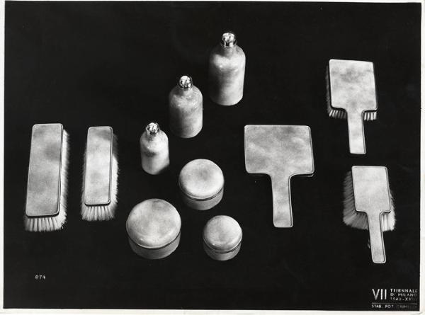 VII Triennale - Mostra dei metalli e dei vetri - Servizio per toeletta in rame smaltato di Paolo De Poli