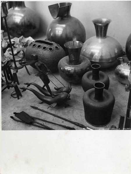 VII Triennale - Mostra dei metalli e dei vetri - Vasi e oggetti di metallo di Nino Ferrari