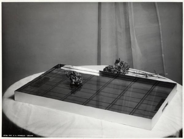 VII Triennale - Mostra dei metalli e dei vetri - Vassoio d'argento con lastra di cristallo del Gruppo B.B.P.R.