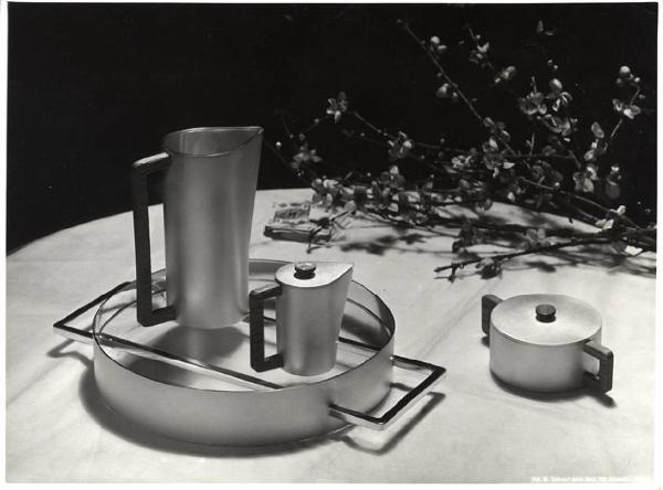 VII Triennale - Mostra dei metalli e dei vetri - Servizio latte e vassoio con lastra di cristallo, d'argento del Gruppo B.B.P.R.