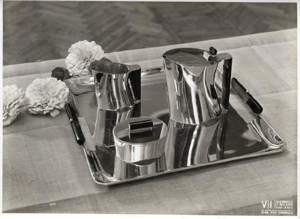 VII Triennale - Mostra dei metalli e dei vetri - Servizio da tè e vassoio di Antonio Giacchè