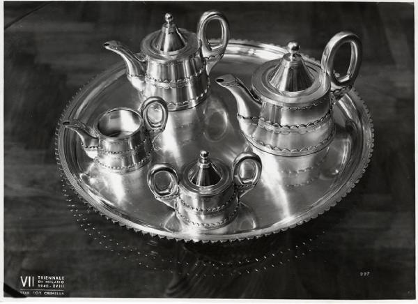 VII Triennale - Mostra dei metalli e dei vetri - Servizio da caffè con vassoio di Piero Fornasetti