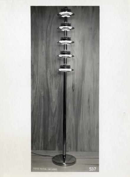 VII Triennale - Mostra dei metalli e dei vetri - Sala Fontanarte - Lampada da terra di Pietro Chiesa