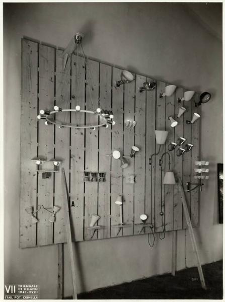 VII Triennale - Mostra dei metalli e dei vetri - Pannello con lampade Arteluce