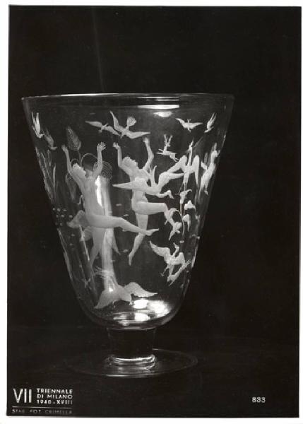 VII Triennale - Mostra dell'E.N.A.P.I. - Vetri e specchi - Vaso di vetro inciso di Gino Frattani
