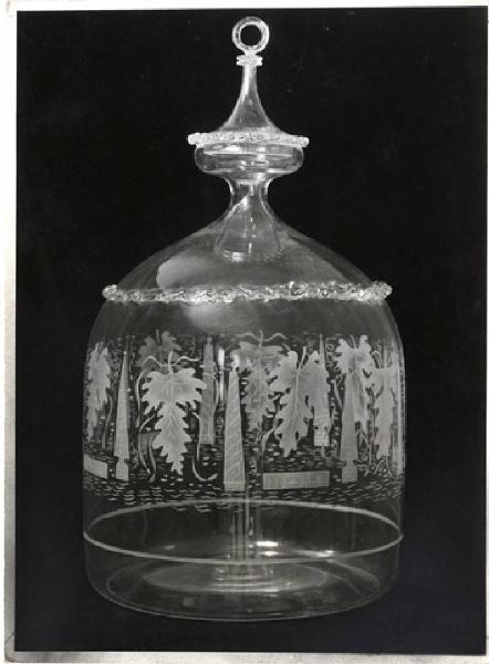 VII Triennale - Mostra dell'E.N.A.P.I. - Vetri e specchi - Bottiglia di vetro soffiato e inciso di Ugo Blasi