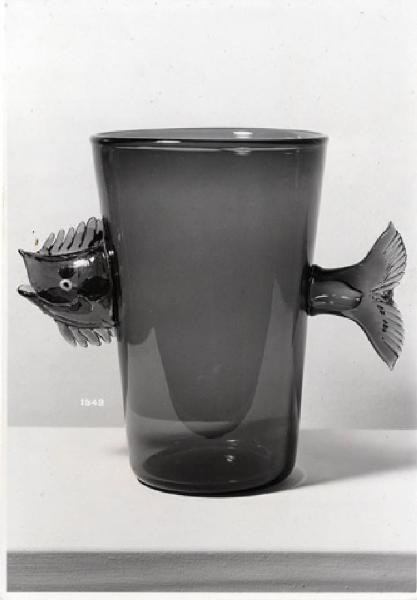 VII Triennale - Mostra dell'E.N.A.P.I. - Vetri e specchi - Vaso di vetro verde di Ernesto Puppo