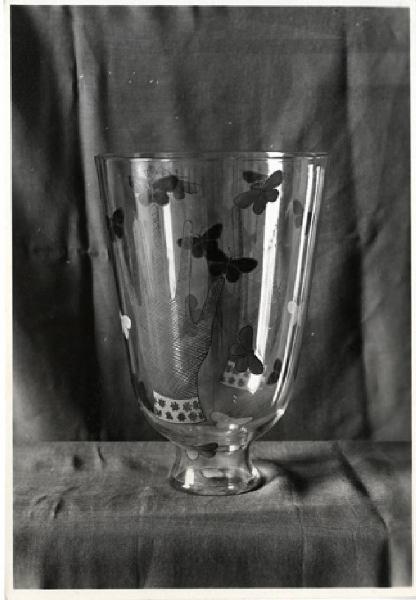 VII Triennale - Mostra dell'E.N.A.P.I. - Vetri e specchi - Vaso di vetro inciso di Eugenio Fegarotti