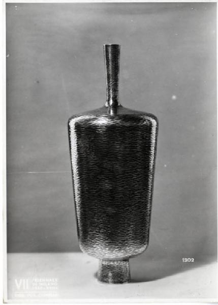 VII Triennale - Mostra dell'E.N.A.P.I. - Argenterie - Vaso in argento sbalzato