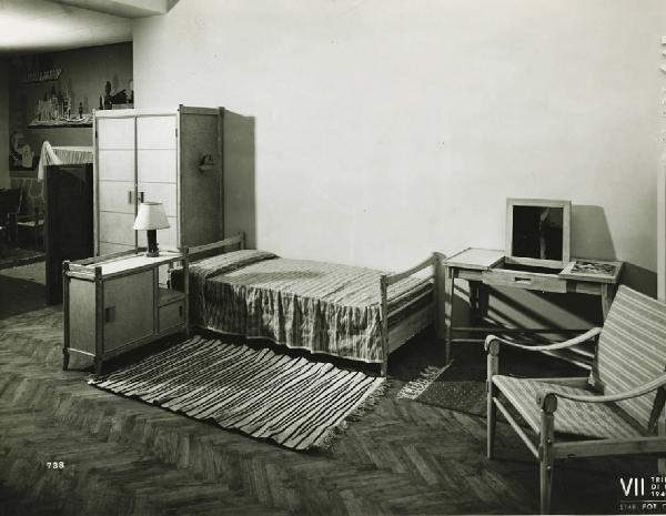 VII Triennale - Mostra dell'attrezzatura coloniale - Camera da letto smontabile di Schirollo e Carlo Enrico Rava