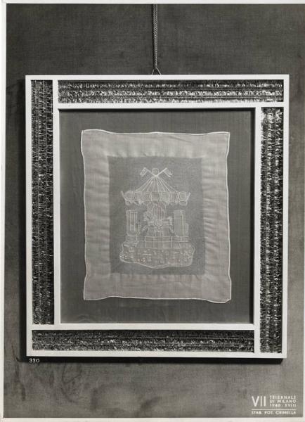 VII Triennale - Mostra dei tessuti e dei ricami - Sezione dei merletti e dei ricami - Centro ricamato in cornice