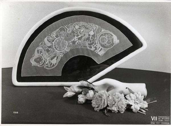 VII Triennale - Mostra dei tessuti e dei ricami - Sezione dei merletti e dei ricami - Ventaglio in cornice e fiori ad ago di Pia di Valmarana