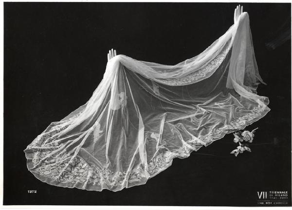 VII Triennale - Mostra dei tessuti e dei ricami - Sezione dei merletti e dei ricami - Velo da sposa ricamato di Antonia Donà dalle Rose