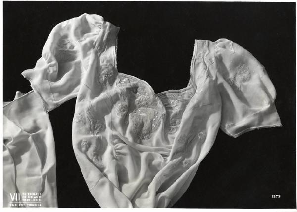 VII Triennale - Mostra dei tessuti e dei ricami - Sezione dei merletti e dei ricami - Camicia da notte di Del Soldato Bardi