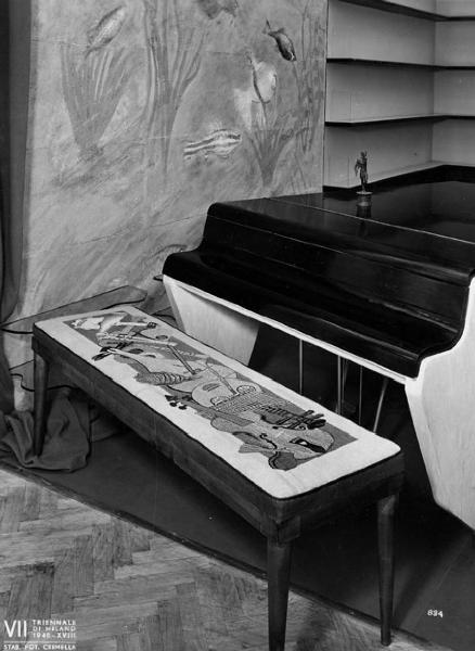 VII Triennale - Mostra dei tessuti e dei ricami - Sezione dei merletti e dei ricami - Panchetto per pianoforte di Piero Fornasetti
