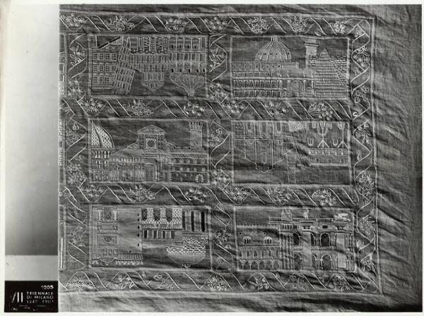 VII Triennale - Mostra dei tessuti e dei ricami - Sezione dei merletti e dei ricami - Tovaglia ricamata "Le città d'Italia" di Piero Fornasetti