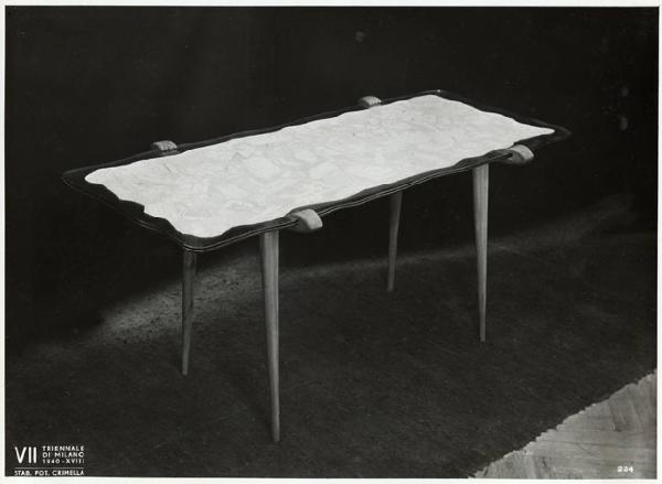 VII Triennale - Mostra dei tessuti e dei ricami - Sezione dei merletti e dei ricami - Tavolo d'esposizione con il ricamo "Il suolo di Roma" di Laura Colarieti Tosti