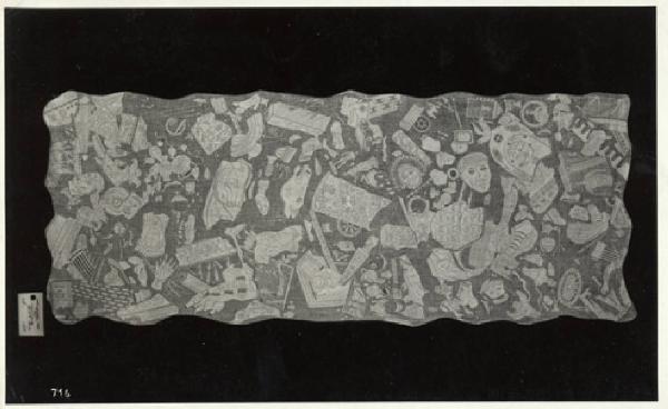 VII Triennale - Mostra dei tessuti e dei ricami - Sezione dei merletti e dei ricami - Tavolo d'esposizione con il ricamo "Il suolo di Roma" di Laura Colarieti Tosti
