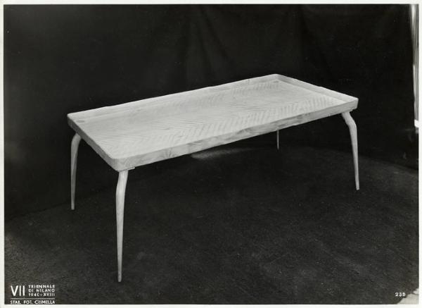 VII Triennale - Mostra dei tessuti e dei ricami - Sezione dei merletti e dei ricami - Tavolo di esposizione