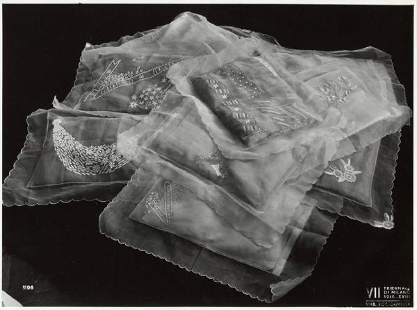 VII Triennale - Mostra dei tessuti e dei ricami - Sezione dei merletti e dei ricami - Cuscini in organdis di Pia Valmarana