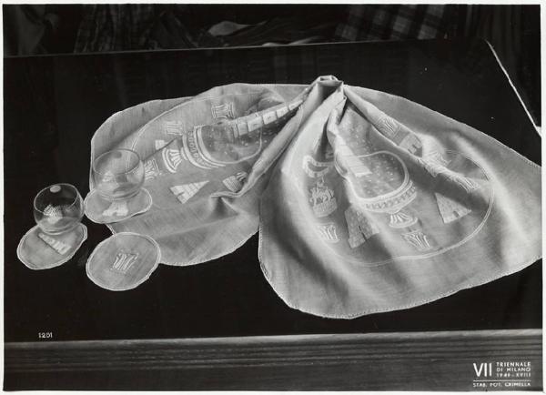 VII Triennale - Mostra dei tessuti e dei ricami - Sezione dei merletti e dei ricami - Tovaglietta e sottobicchieri ricamati di Piero Fornasetti
