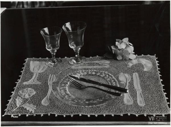 VII Triennale - Mostra dei tessuti e dei ricami - Sezione dei merletti e dei ricami - Tovaglietta americana in pizzo di Piero Fornasetti