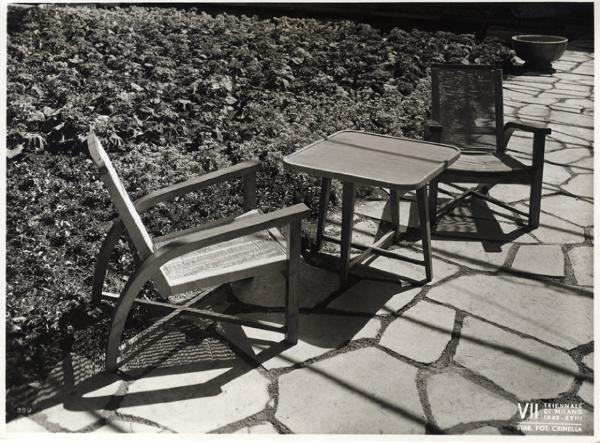 VII Triennale - Sezione del giardino - Poltrone e tavolo in legno