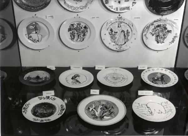 IX Triennale - Mostre temporanee - Mostra internazionale di oggetti d'arte applicata eseguiti da pittori e scultori - Piatti in ceramica