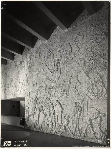 X Triennale - Palazzo dell'Arte - Atrio e vestibolo del piano terreno - Bassorilievo in stucco "Nudi" - Mario Salimbeni