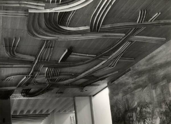 X Triennale - Palazzo dell'Arte - Atrio e vestibolo del piano terreno - Soffitto disegno di Gianni Dova