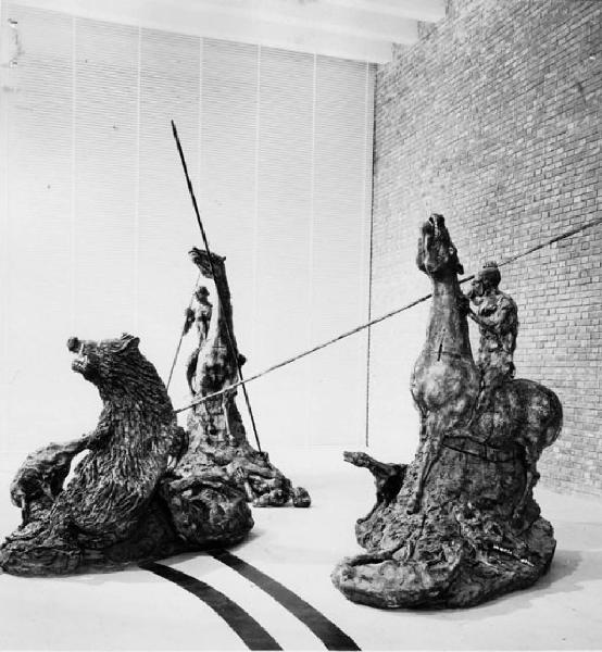 X Triennale - Palazzo dell'Arte - Atrio e vestibolo del piano terreno - Gruppo scultoreo "caccia al cinghiale" - Agenore Fabbri