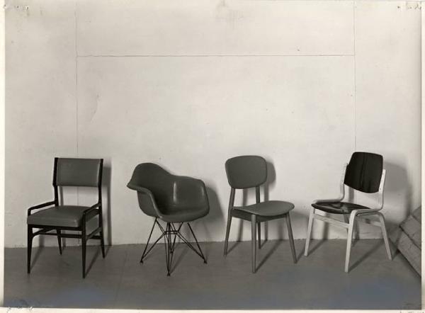 X Triennale - Mostra del mobile singolo - Da sinistra: sedie degli architetti Gio Ponti, Charles Eames, Leowald, Alberto Rosselli