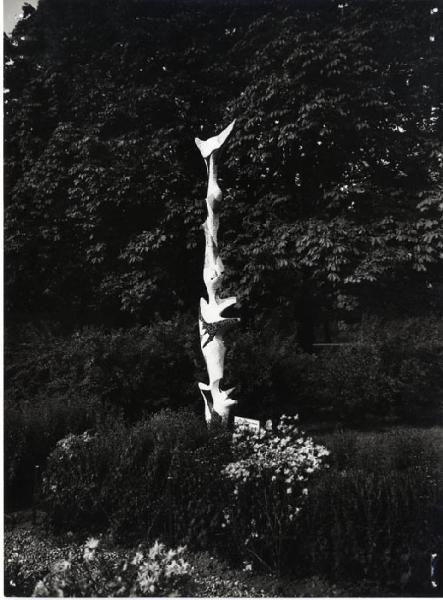 X Triennale - Parco Sempione - Mostra del fiore e del giardino - Sculture ed elementi di plastica decorativa collocati nel parco Sempione - Scultura "Candelabra" - Antonia Tommasini