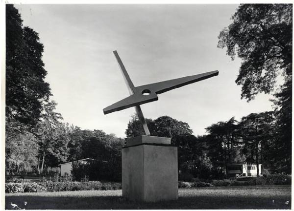 X Triennale - Parco Sempione - Mostra del fiore e del giardino - Sculture ed elementi di plastica decorativa collocati nel parco Sempione - Scultura in alluminio "Ali battenti" - Maxime Descombin