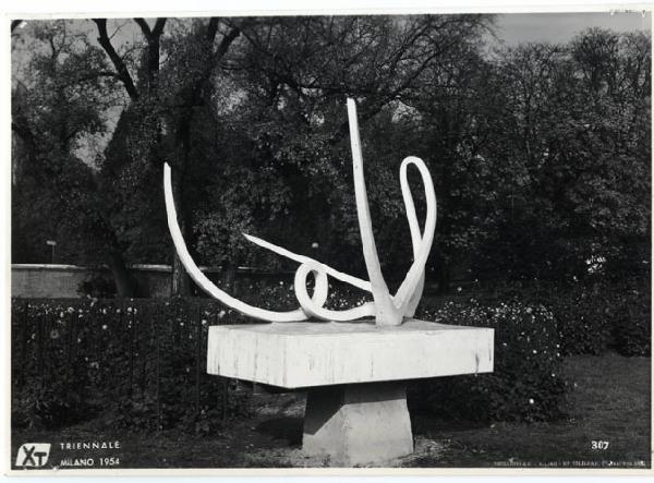 X Triennale - Parco Sempione - Mostra del fiore e del giardino - Sculture ed elementi di plastica decorativa collocati nel parco Sempione - Monumento a Alain Beckers - Charles Conrad