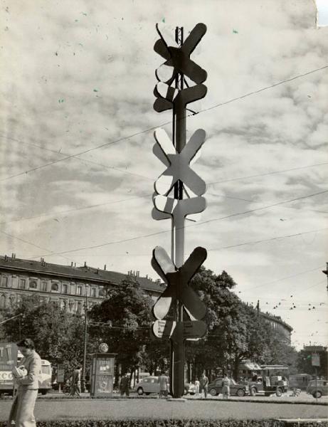 X Triennale - Parco Sempione - Mostra della pubblicità e della estetica stradale - Antenna pubblicitaria in piazza Cadorna - Claudio Conte - Albe Steiner