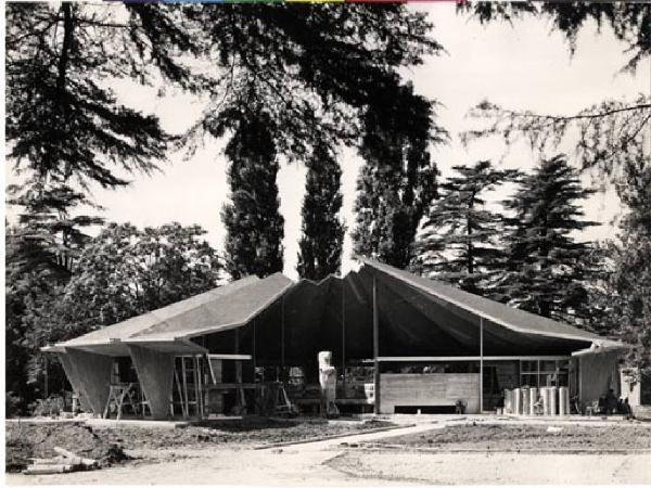 X Triennale - Parco Sempione - Padiglione per soggiorno - Lavori di costruzione - Ico Parisi - Silvio Longhi - Luigi Antonietti