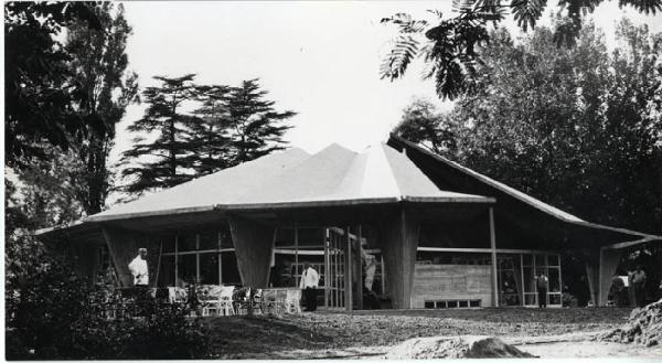 X Triennale - Parco Sempione - Padiglione per soggiorno - Lavori di costruzione - Ico Parisi - Silvio Longhi - Luigi Antonietti