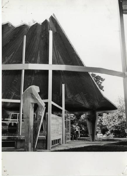 X Triennale - Parco Sempione - Padiglione per soggiorno - Ico Parisi - Silvio Longhi - Luigi Antonietti - Scultura in cemento "Grande motivo" - Francesco Somaini