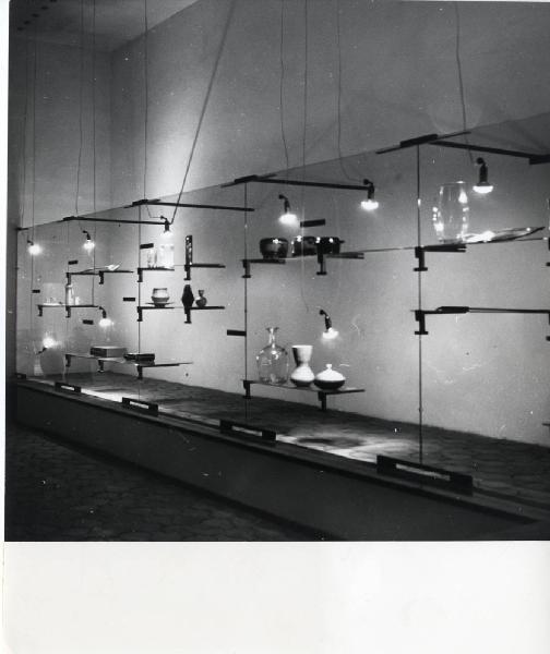 XI Triennale - Palazzo dell'Arte - Atrio principale - Vetrina delle nazioni - Achille e Piergiacomo Castiglioni