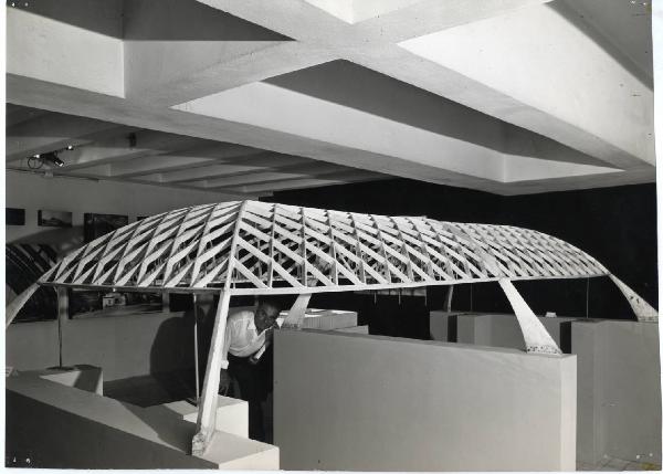 XI Triennale - Mostra Internazionale di Architettura moderna - Prima parte: struttura - La struttura dal 1930 ad oggi - Crisi e superamento del Razionalismo - Modello di aviorimessa militare - Pier Luigi Nervi