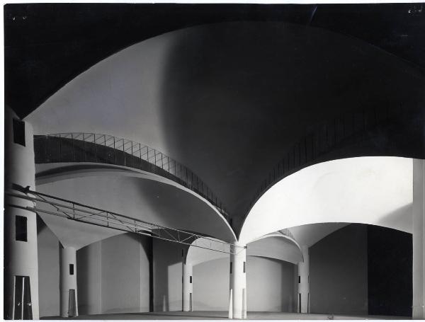 XI Triennale - Mostra Internazionale di Architettura moderna - Prima parte: struttura - La struttura dal 1930 ad oggi - Crisi e superamento del Razionalismo - Modello dello stabilimento Olivetti a San Paolo - Marco Zanuso