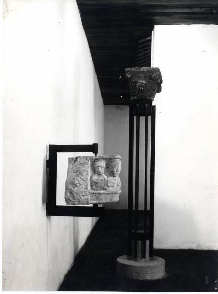 XI Triennale - Mostra di museologia - Da sinistra: capitello romanico sec. XII-XIII e capitello del sec. XVI