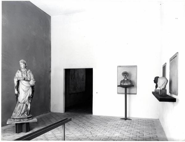 XI Triennale - Mostra di museologia - Da sinistra: scultura lignea raffigurante la Madonna, busto femminile in marmo, testa e busto virile in marmo - Giuliano Cesari - Piero De Amicis - Pierangelo Pallavicini - Fulvio Raboni - Ferruccio Rezzonico