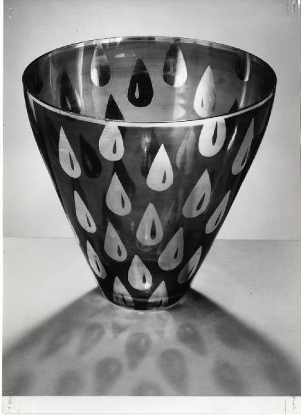 XI Triennale - Sezione della Cecoslovacchia - Vaso soffiato di cristallo con decorazioni corrose all'acido