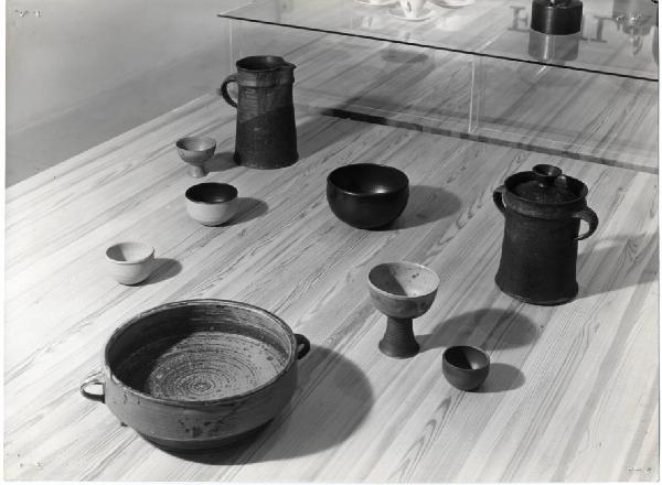 XI Triennale - Sezione della Finlandia - Coppe e boccali in ceramica colorata